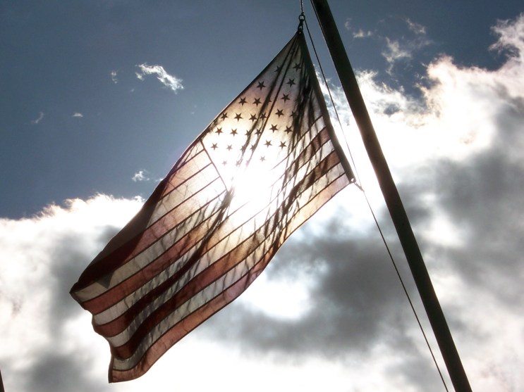 70128-012_flag_and_sunlight